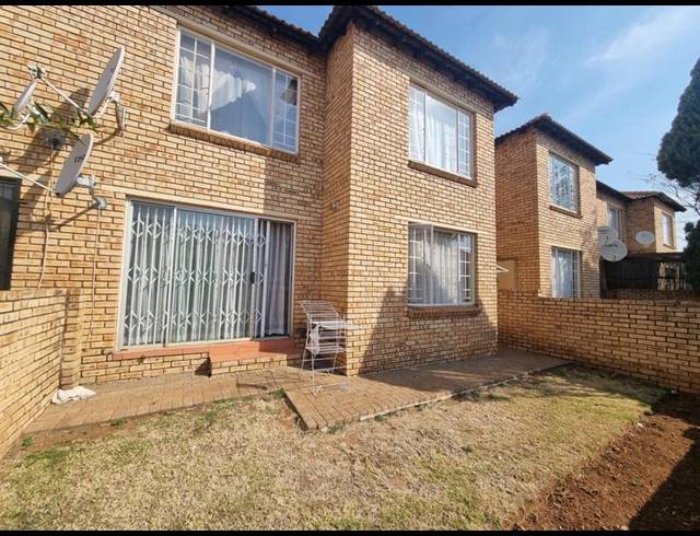 2 BEDROOM APARTMENT FOR SALE IN HEUWELSIG ESTATE